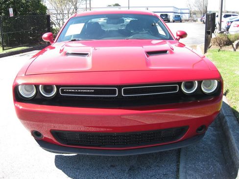 Used 2017 Dodge Challenger SXT image 2