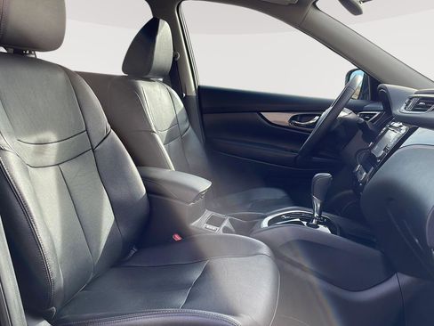 Used 2016 Nissan Rogue SL w/ SL Premium Package image 4