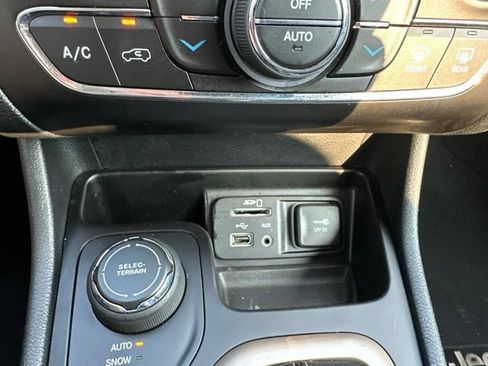 Used 2016 Jeep Cherokee Limited AWD/4WD image 34