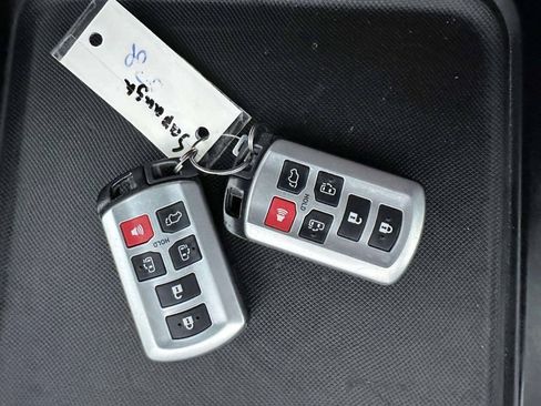 Used 2018 Toyota Sienna XLE FWD image 36