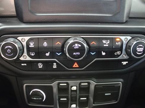Used 2018 Jeep Wrangler Unlimited Sahara w/ LED Lighting Group AWD/4WD image 8