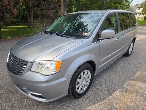 Used 2014 Chrysler Town & Country Touring FWD image 3