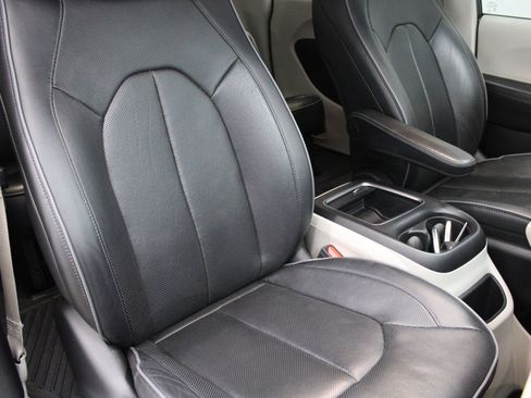 Used 2020 Chrysler Pacifica Limited FWD image 33