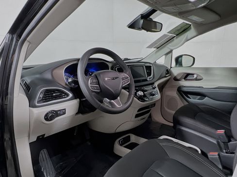 Used 2023 Chrysler Voyager LX image 30