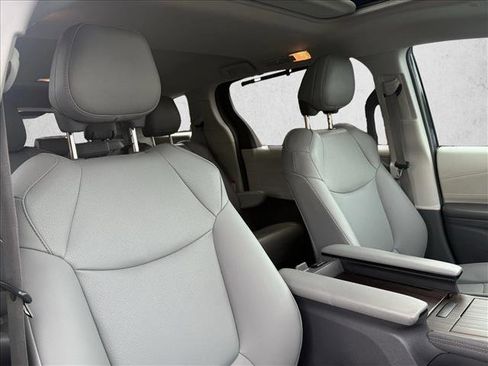 Used 2021 Toyota Sienna XLE FWD image 24