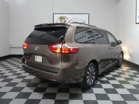 Used 2018 Toyota Sienna XLE Premium image 10