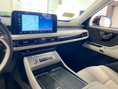 Certified 2025 Lincoln Aviator AWD image 13