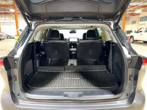 Used 2023 Toyota Highlander XLE AWD/4WD image 11