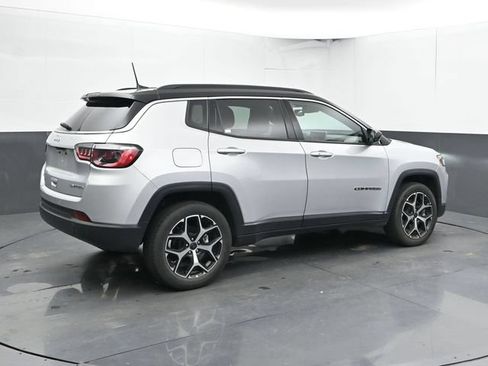 Used 2025 Jeep Compass Limited AWD/4WD image 2