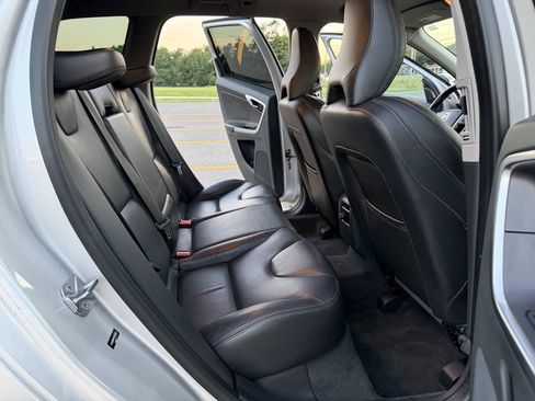 Used 2017 Volvo XC60 T5 Dynamic w/ Preferred Option Package AWD/4WD image 9