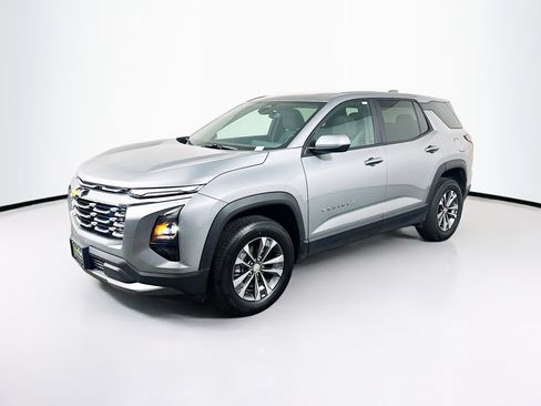 Used 2025 Chevrolet Equinox LT image 3