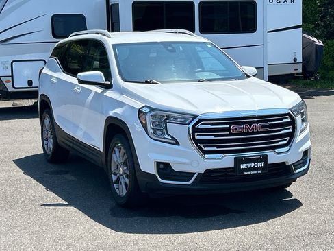 Used 2023 GMC Terrain SLT w/ Infotainment Package II AWD/4WD image 3