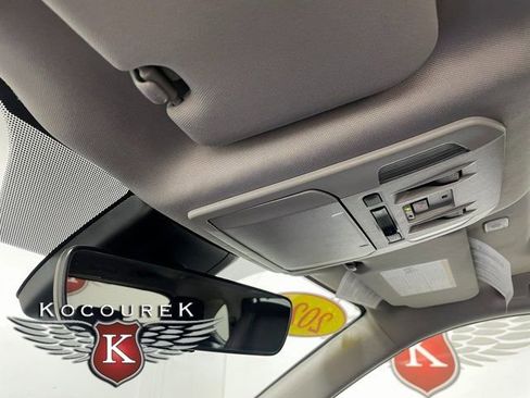 Used 2024 Toyota Highlander XLE AWD/4WD image 18