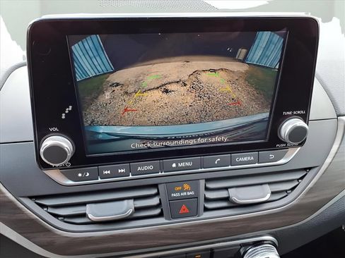 Used 2024 Nissan Altima 2.5 SV FWD image 10