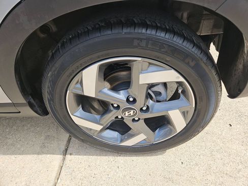 Used 2025 Hyundai Venue SEL FWD image 25