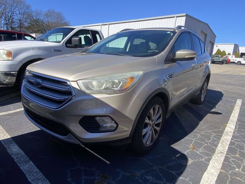 Used 2017 Ford Escape Titanium image 3