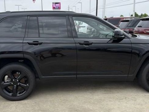 Used 2023 Jeep Grand Cherokee Altitude AWD/4WD image 10