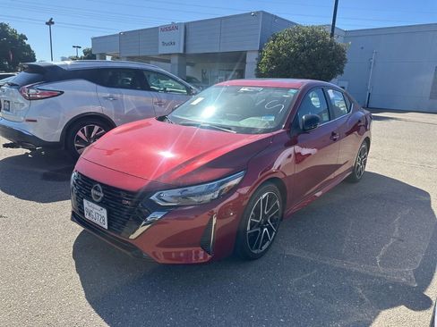 Used 2025 Nissan Sentra SR w/ SR Premium Package FWD image 3