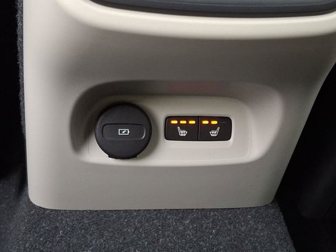 Certified 2023 Volvo XC40 B5 Plus w/ Protection Package Premier image 11