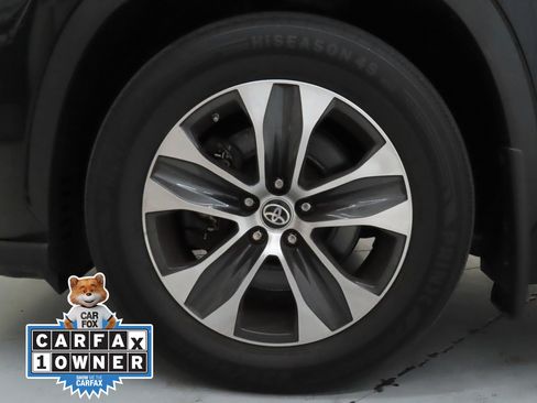 Used 2022 Toyota Highlander XLE AWD/4WD image 29