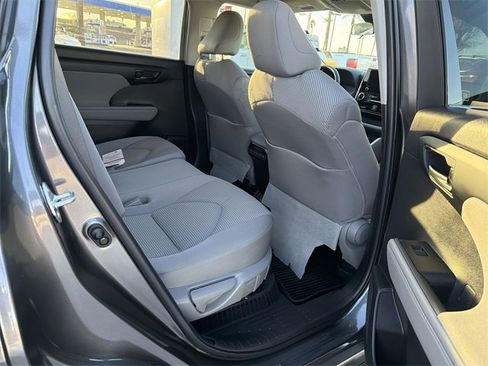 Certified 2023 Toyota Highlander LE image 30