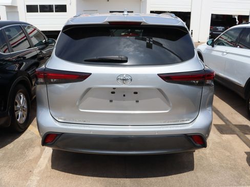 Used 2024 Toyota Highlander Limited AWD/4WD image 10