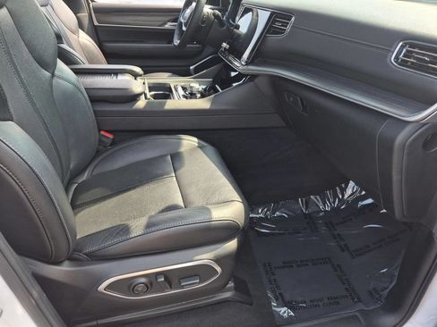 Certified 2024 Jeep Wagoneer L Series II w/ Flexible Seating Group RWD image 37