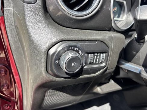 Used 2022 Jeep Wrangler Unlimited Sahara AWD/4WD image 22