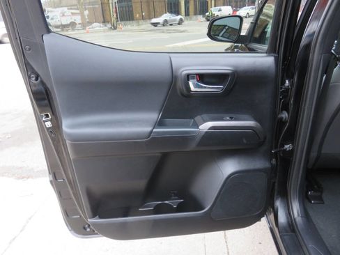 Used 2017 Toyota Tacoma TRD Off-Road w/ Tow Package (A/T) image 26