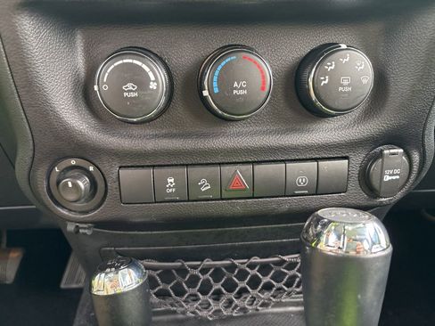 Used 2016 Jeep Wrangler Unlimited Sahara w/ Connectivity Group AWD/4WD image 24