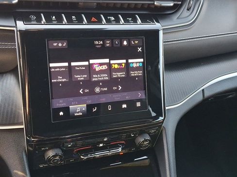 Used 2025 Jeep Grand Cherokee Altitude image 19