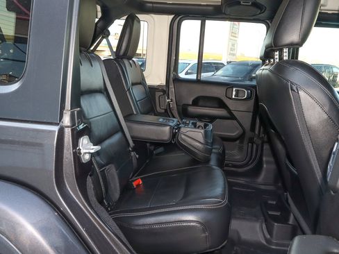 Used 2020 Jeep Wrangler Unlimited Sahara image 27