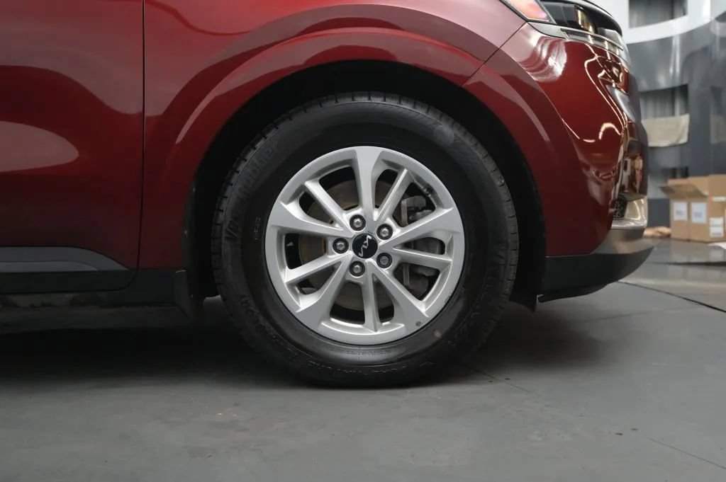 Used 2023 Kia Carnival LX FWD image 18