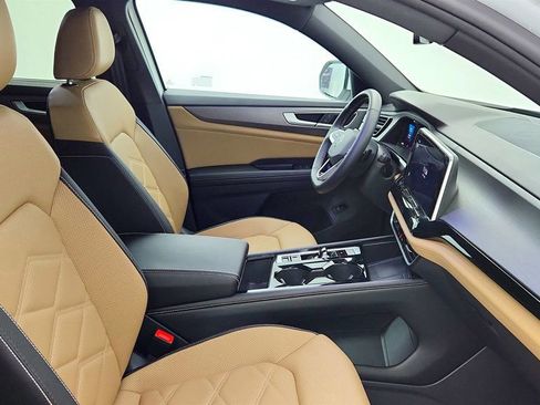 Used 2024 Volkswagen Atlas Cross Sport SE w/ Panoramic Sunroof Package image 24