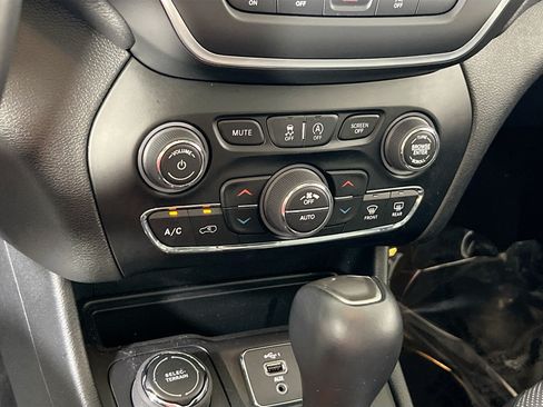 Used 2023 Jeep Cherokee Altitude Lux w/ Lux Elite Package AWD/4WD image 16