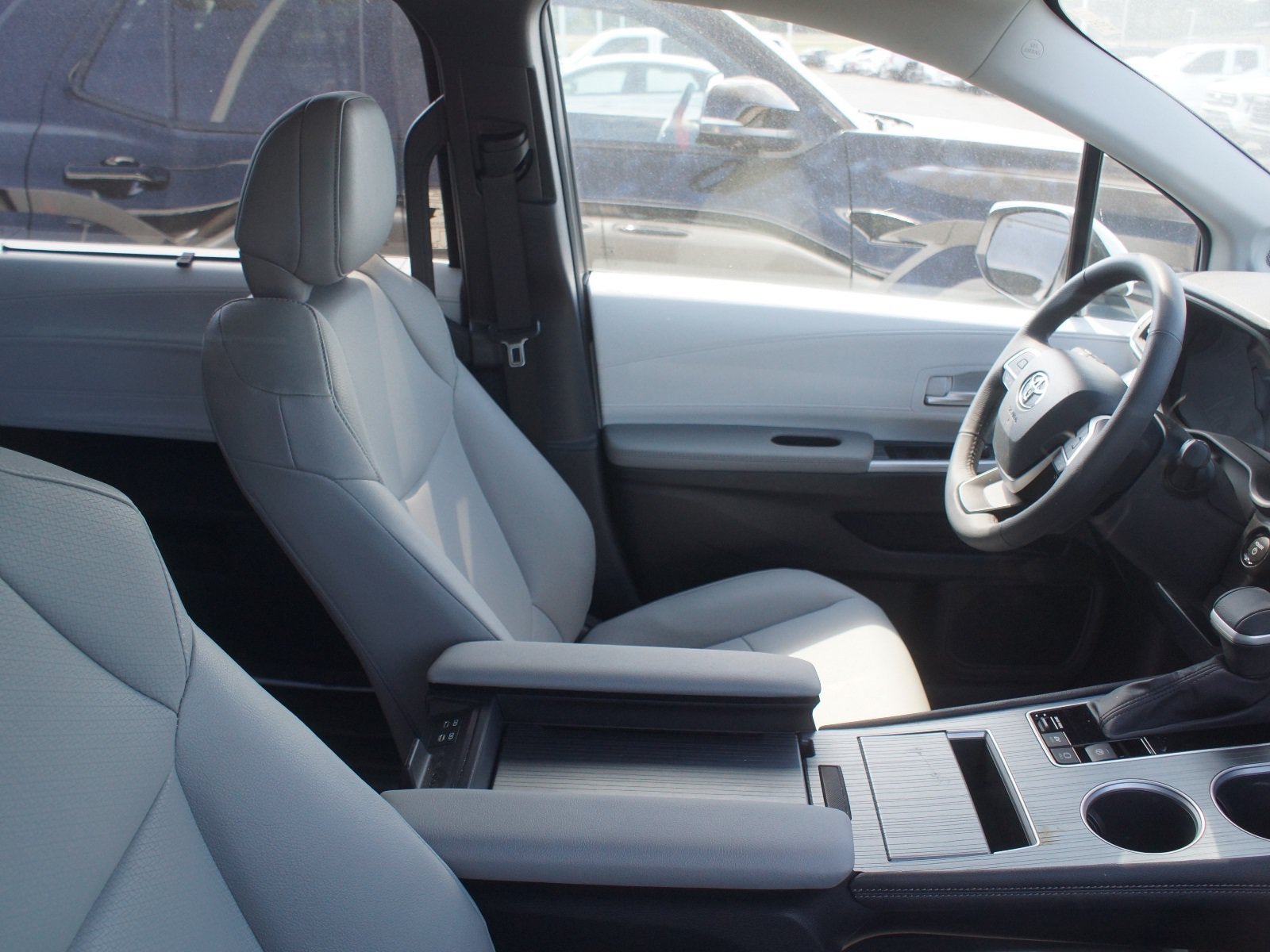 Used 2026 Toyota Sienna XLE AWD/4WD image 4
