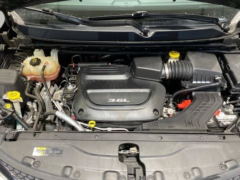 Used 2018 Chrysler Pacifica Touring-L w/ Premium Audio Group FWD image 24