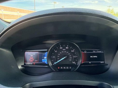 Used 2025 Volkswagen Taos SEL image 33