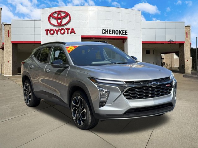 Used 2025 Chevrolet Trax RS w/ Sunroof Package FWD image 3