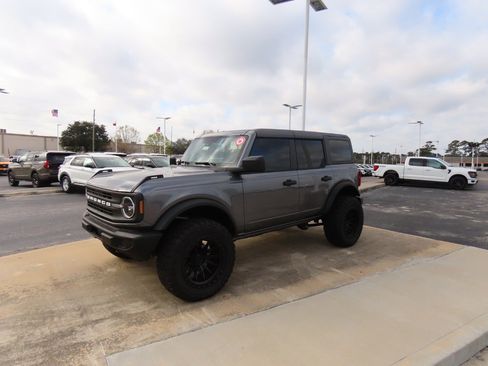 New 2025 Ford Bronco 4-Door image 2
