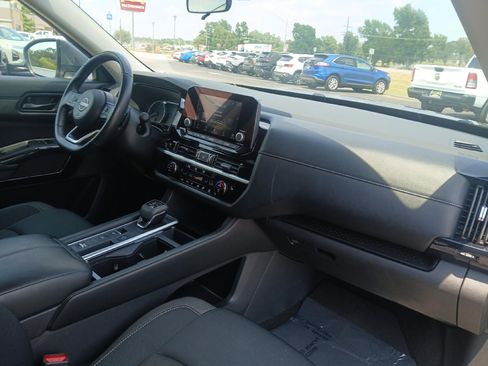 Used 2025 Nissan Pathfinder SV FWD image 23