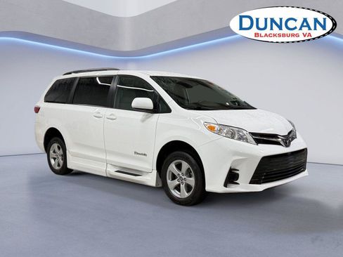 Used 2019 Toyota Sienna LE FWD image 1