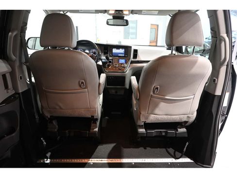Used 2019 Toyota Sienna XLE FWD image 20