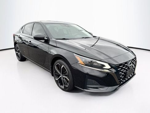 Used 2023 Nissan Altima 2.5 SR w/ SR Premium Package AWD/4WD image 3