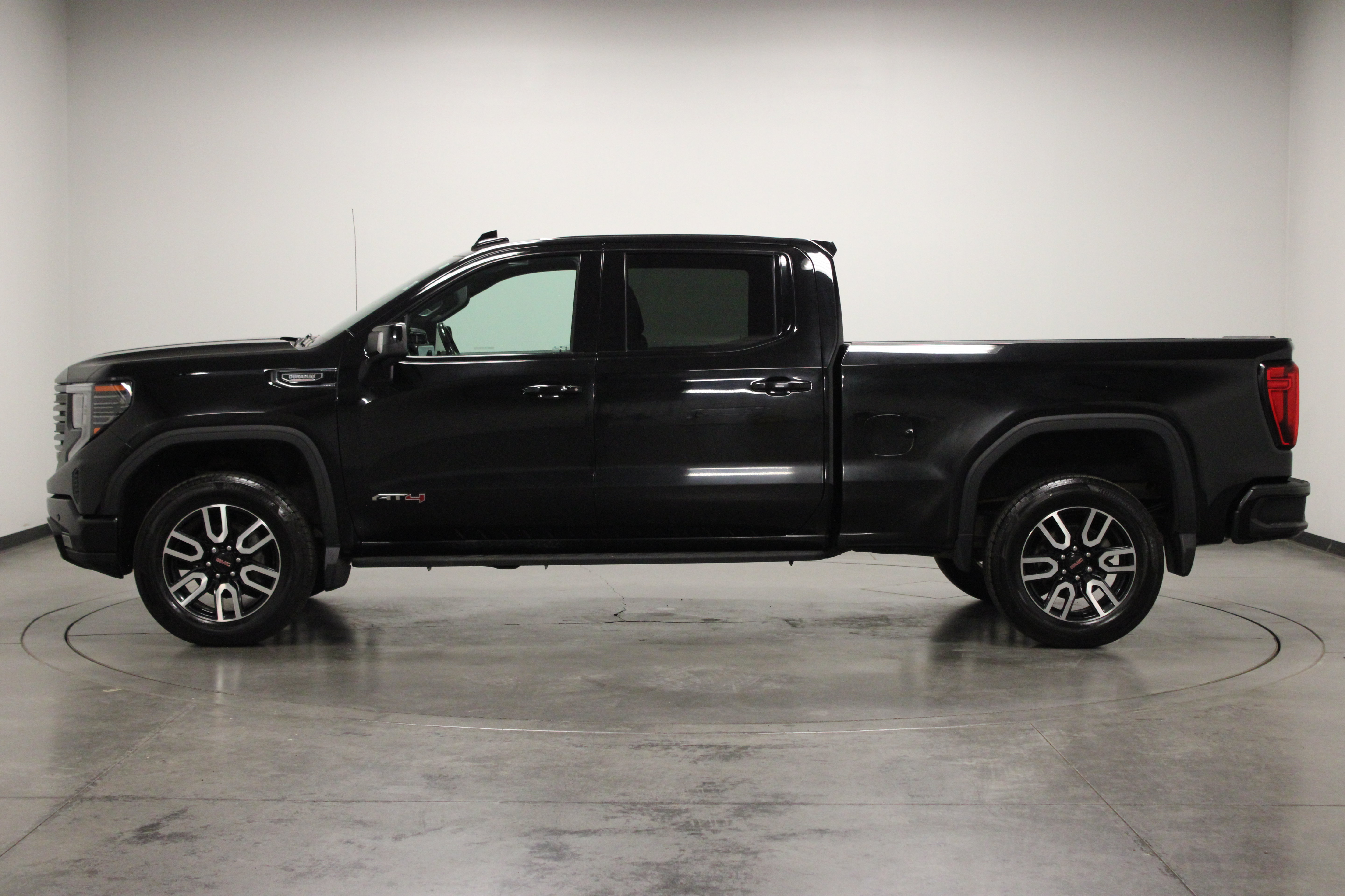 Used 2023 GMC Sierra 1500 AT4 w/ Technology Package AWD/4WD image 5