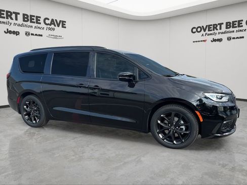 New 2026 Chrysler Pacifica Limited w/ S Appearance Package image 12