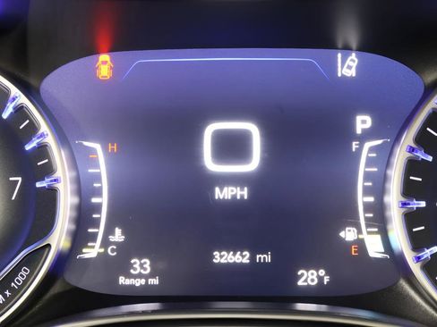 Used 2025 Chrysler Pacifica Limited FWD image 17