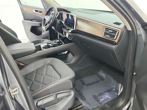 Used 2025 Volkswagen Atlas SE image 35