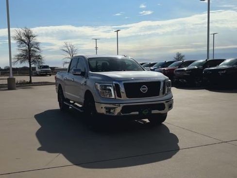 Used 2017 Nissan Titan SL image 8
