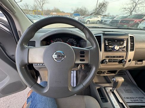 Used 2010 Nissan Frontier SE image 14